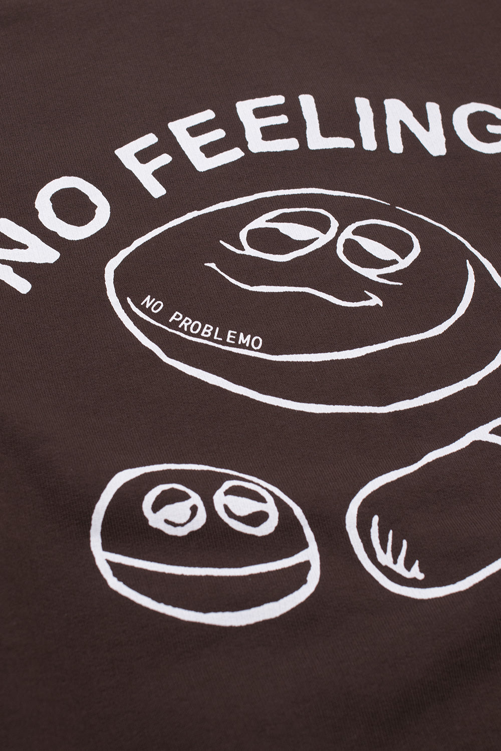 "No Problemo Hard Feelings Crewneck Sweat Brown – Stylischer Crewneck in Braun mit markantem 'Hard Feelings'-Print für urbane Outfits"