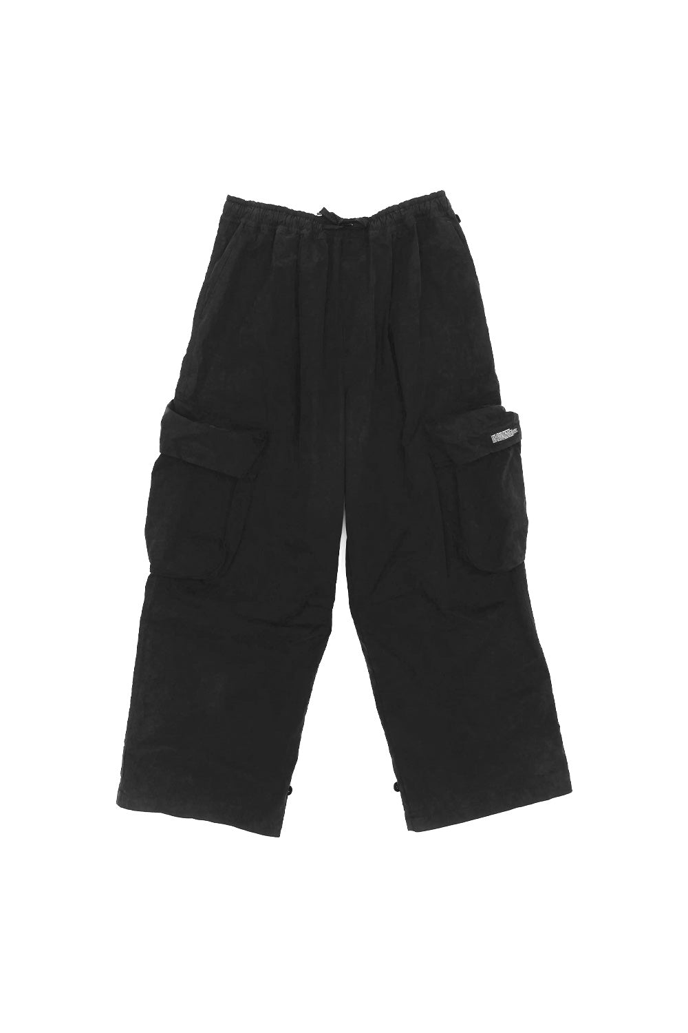 "Vorderansicht der Perks and Mini Chow Pant – stylische schwarze Hose mit elastischem Bund für optimalen Tragekomfort"