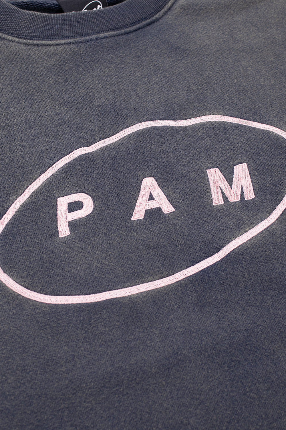 "Rückansicht des Perks and Mini Ellipse Crewneck Sweatshirts in Sandwash True Blue – gewaschener Baumwollstoff für lässigen Look"