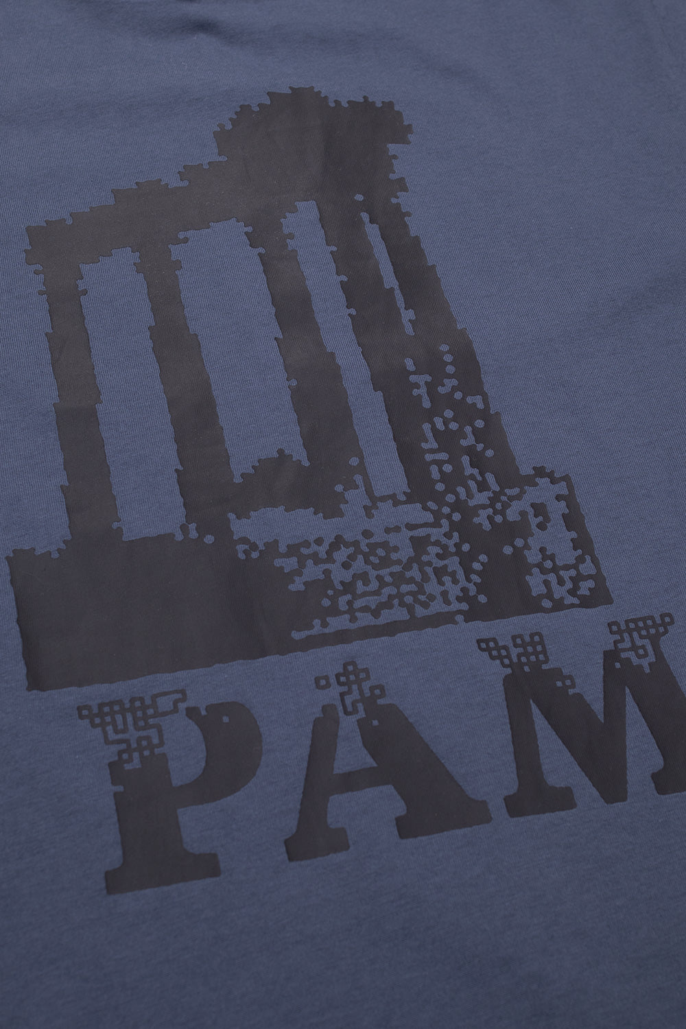 "Detailansicht der Brustgrafik des Perks and Mini Pillars T-Shirts in Storm – hochwertiger Siebdruck für ein langlebiges Design"