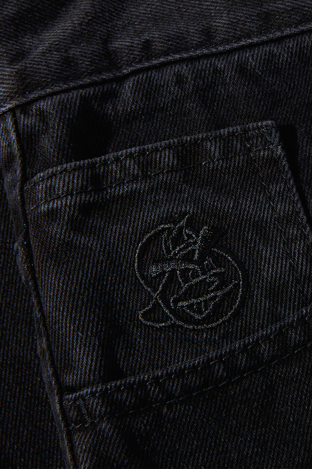 Detailansicht der Stickerei auf der Münztasche der Polar Skate Co. 93 Denim Pant Pitch Black