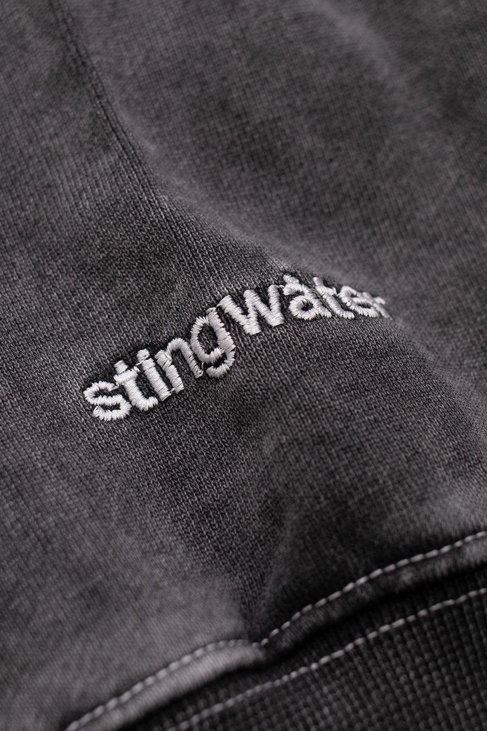 Stingwater Crisis Hoodie Schwarz – Urbaner Zip-Hoodie mit Statement-Print und Acid-Wash-Optik