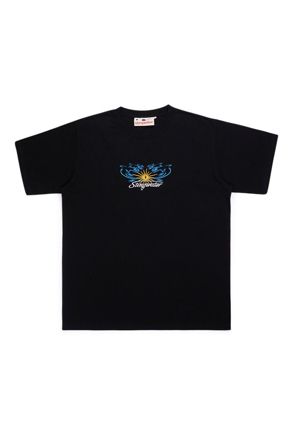 Stingwater Dolphins T-Shirt Black – Schwarzes T-Shirt mit kreativem Delfin-Print von Stingwater, ideal für Streetwear-Liebhaber und Kunstenthusiasten.
