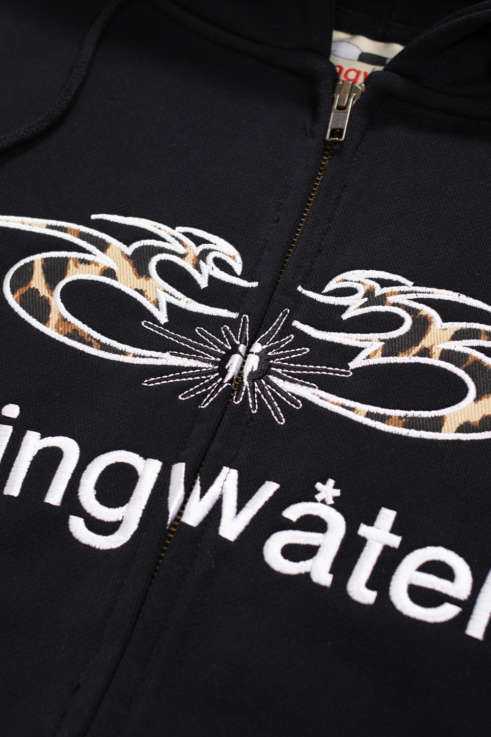 Stingwater Leopard Moses Hoodie – Streetwear-Zip-Hoodie in Schwarz mit auffälligem Animal-Print