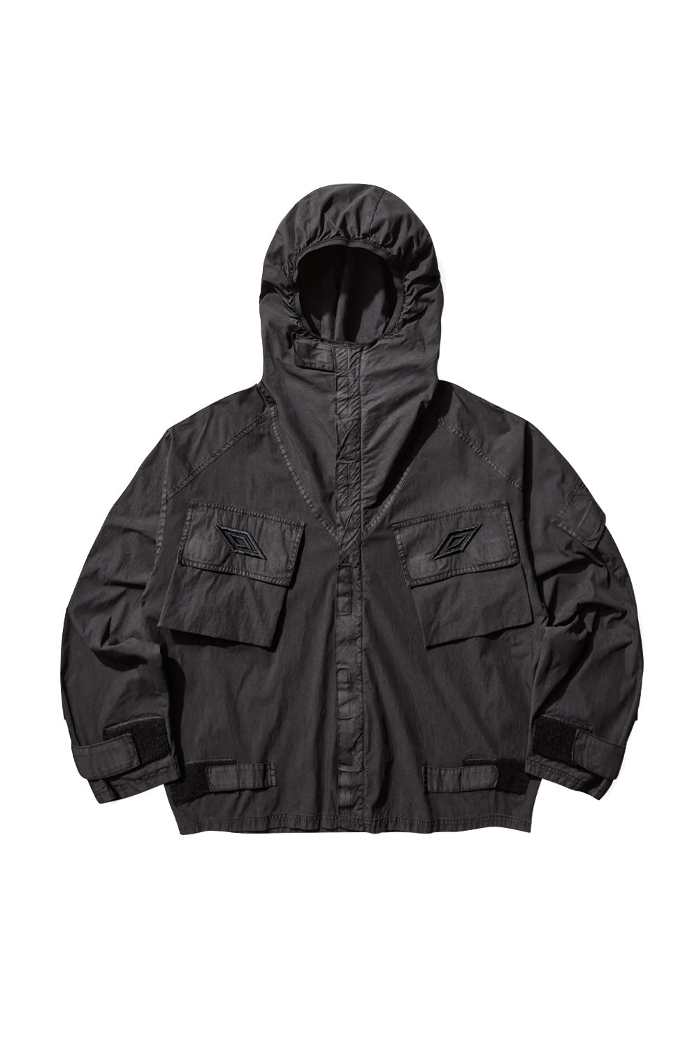 Umbro Mid Field Jacket Dark Olive with hood, garment-dyed cotton polyamide fabric, boxy fit utility jacket featuring front flap pockets and concealed closure