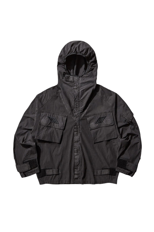 Umbro Mid Field Jacket Dark Olive with hood, garment-dyed cotton polyamide fabric, boxy fit utility jacket featuring front flap pockets and concealed closure