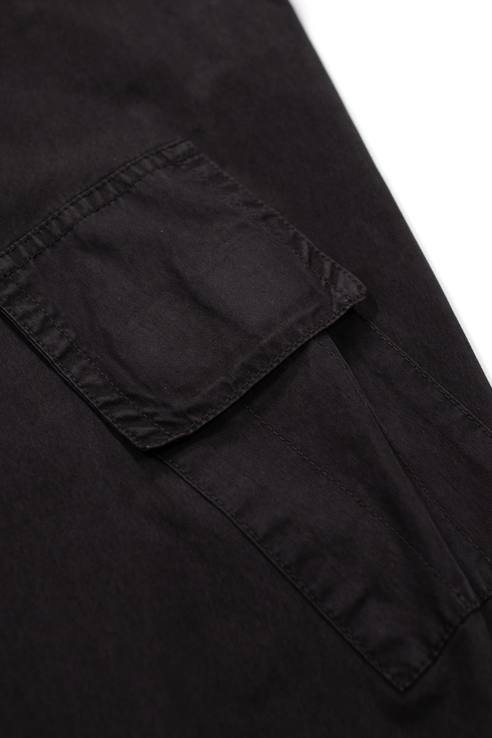 Close-up of adjustable Velcro cuff and utility sleeve pocket on Umbro Mid Field Jacket in dark olive green