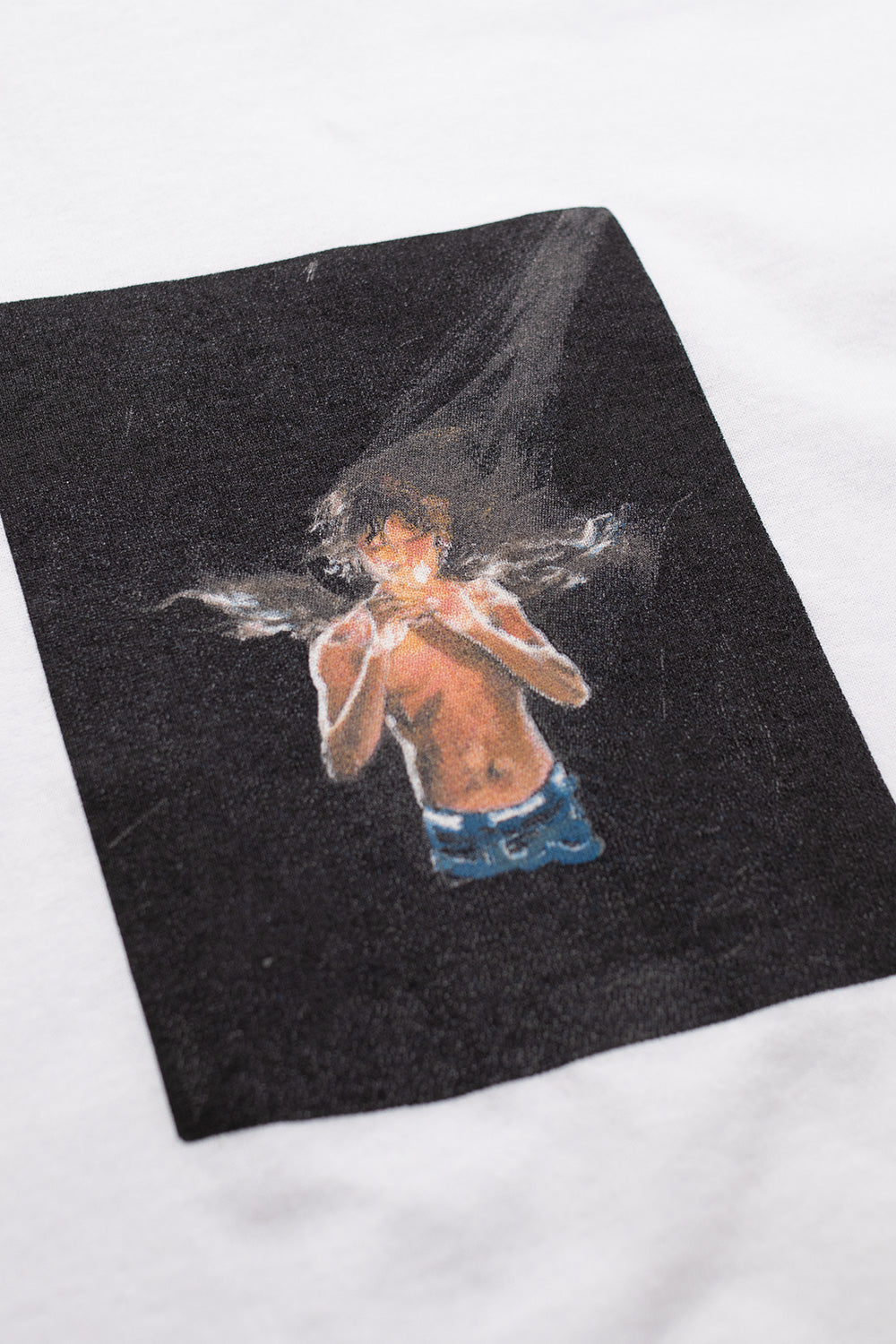 Violet! In The Essence Kader Sylla T-Shirt in Weiß – Stylisches weißes T-Shirt mit einzigartigem Artwork von Kader Sylla, ideal für trendige Skateboard-Enthusiasten
